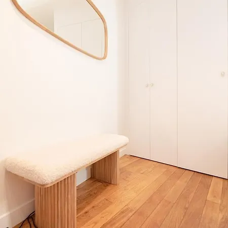 Stylish Flat In East Parigi