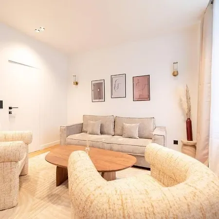 Stylish Flat In East Parigi